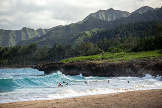 hawaii ocean and mountains