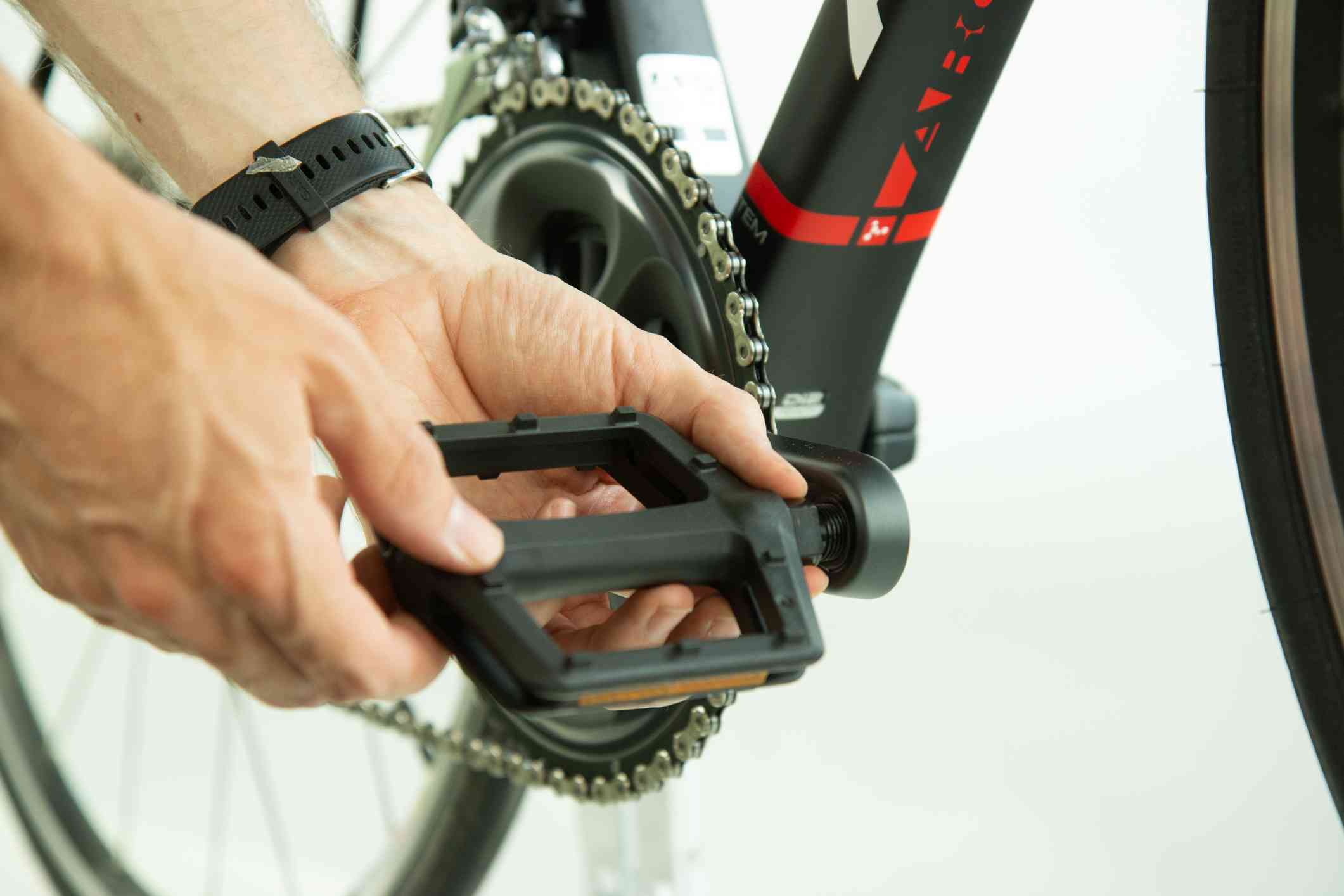 vervolgens Op maat Draaien How to Install or Remove Bike Pedals (with Video) | Cycling Avenue