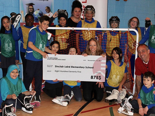 un groupe d'élèves avec un grand cheque