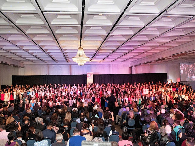 un salle de concert avec un publique et des acteurs sur scene