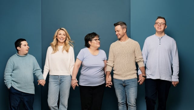 Photo: Véronique Cloutier et Louis Morissette, fondateurs de la Fondation Véro & Louis, entourés de Justin, Chantal et Alexandre, résidents de la Maison Véro & Louis de Varennes. Photo : Andréanne Gauthier