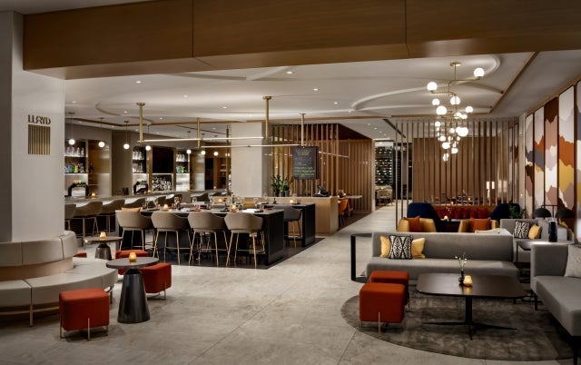 There is a wheelchair-accessible walkway leading directly to the restaurant a few steps away from the main hotel entrance. Washrooms are also situated at the same level as the dining rooms, and there are no stairs. Lloyd is located at 1050 rue de la Gauchetière Ouest.