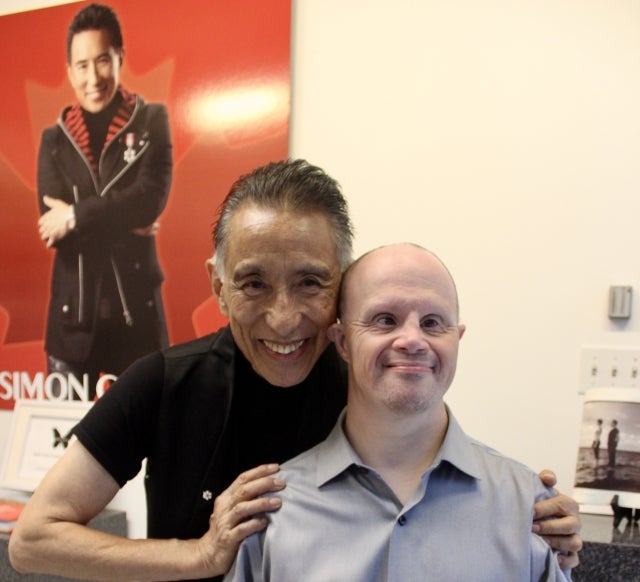 Simon Chang, left, welcomed Ariel Mechaly and his family to his studio on Chabanel St. for a ceremony of his Difference Maker award on September 18. Photo: Wendy Singer
