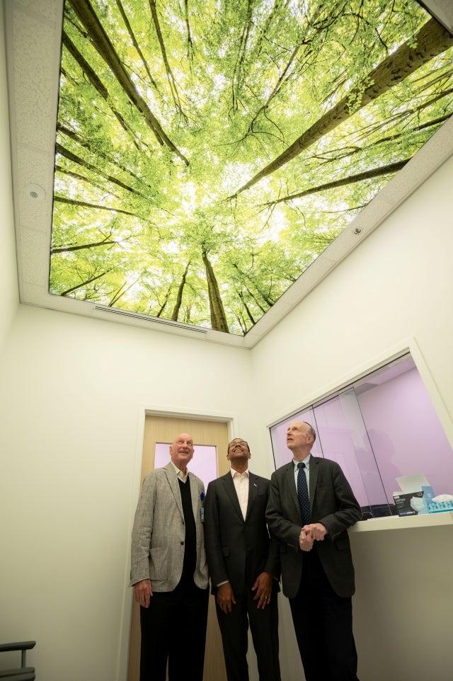 From left: Alan Maislin, former president of the board of directors of CIUSSS West-Central Montreal; Lionel Carmant, provincial minister responsible for Social Services; and Dr. Lawrence Rosenberg, president and CEO of the Integrated Health and Social Services University Network for West-Central Montreal, enjoy a view of the skylight in one of the calming areas at the clinic in April 2024. Photo courtesy of CIUSSS West-Central Montreal