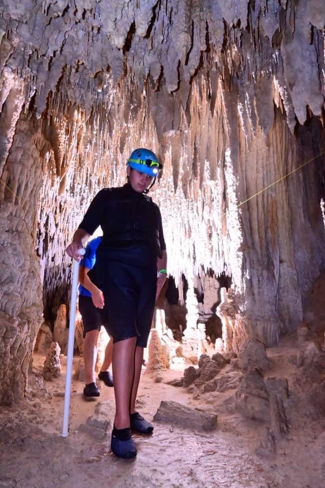 Sasha, le fils d’Emmanuelle Assor, guide ses parents à travers les grottes naturelles de Rio Secreto à Playa del Carmen, au Mexique. Photo courtoisie de E. Assor