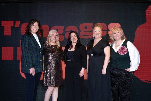 Lors de la soirée du lancement du balado « T’engages-tu? », le 24 février au Cabaret C à Laval, de gauche à droite : Kateri Champagne Jourdain, ministre de l’Emploi et ministre responsable de la région de la Côte-Nord; Sandra Fréchette, conseillère en emploi – Service spécialisé, Intégration-Travail Laurentides; Nadya Joly, conseillère en emploi – Service spécialisé, Intégration-Travail Laurentides; Mylène Gauthier, directrice générale – Intégration-Travail Laurentides et Guylaine Guay, autrice, conférencière et animatrice. Photo : Jessica Godin-Desjardins, Maman Ourse Photographe