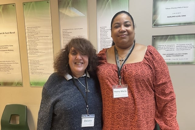 Debbie Klamph, à gauche, et Penny Lee, employées de JEM, étaient à l’accueil lors de la journée portes ouvertes en octobre.
