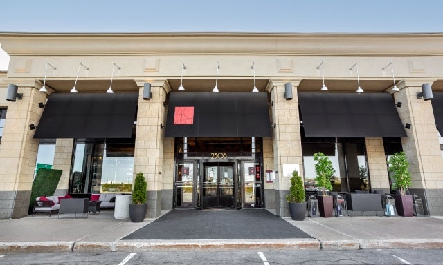 The 40 Westt Steakhouse & Bar’s sprawling Pointe-Claire location is the epitome of luxury