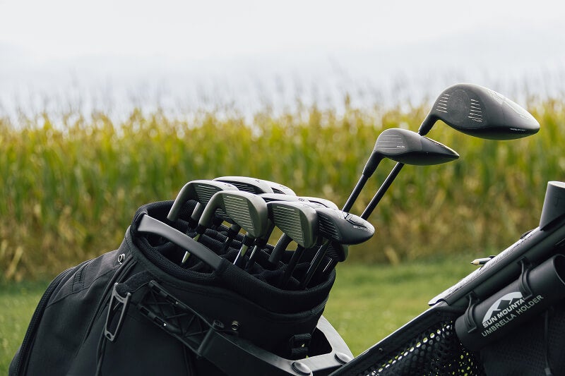 How do beginners start playing golf