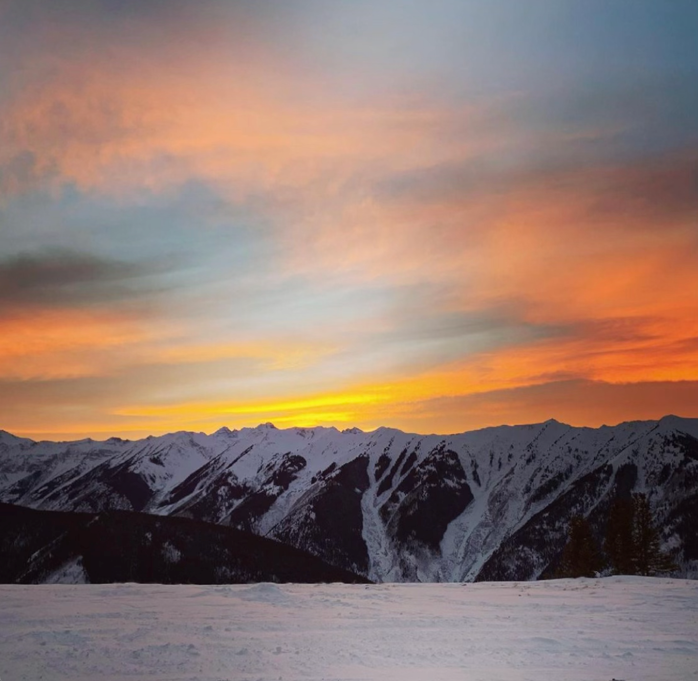 hazy skies with mountains