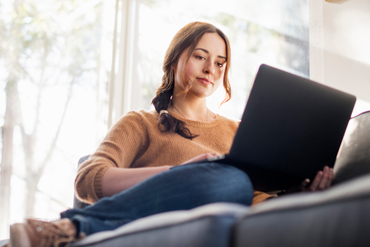 banner mujer con laptop