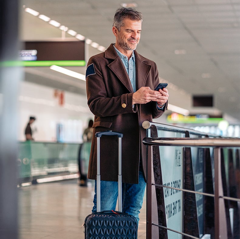 Persona gestionando seguro de viaje Scotia Travel, contacto y asistencia al cliente para viajes internacionales