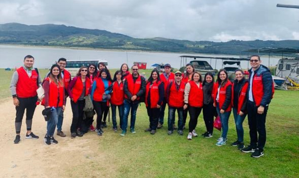 Grupo de personas el un lago