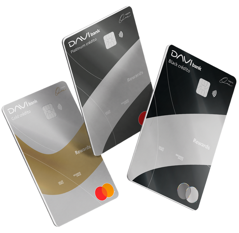 Tres tarjetas de crédito DAVIbank con acabados premium en color plateado, gris y negro