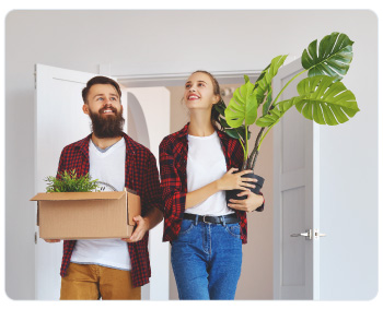 Pareja llegando a su casa recien comprada con sus ahorros