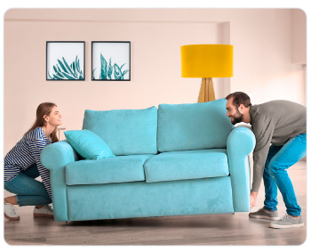 Personas remodelando su casa con sus ahorros