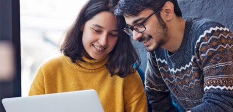 Imagen de pareja de adultos jóvenes investigando sobre los tipos de gastos deducibles