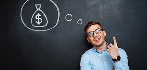 Hombre caucasico con camisa celeste pensando en inversiones financieras