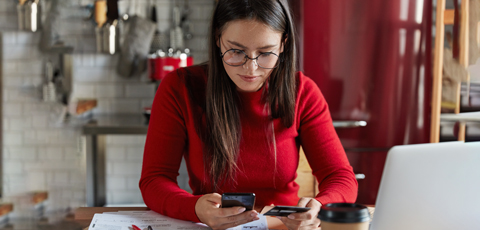 Mujer calculando rendimiento de inversión