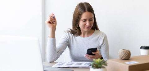 mujer controlando sus finanzas personales para comenzar a trabajar en sus metas