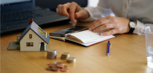 persona calculando su crédito hipotecario