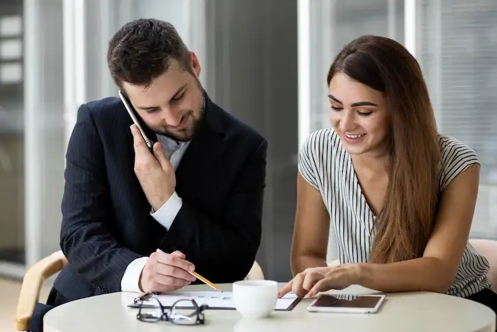 Mujer conoce los beneficios de préstamos para consolidación de deudas