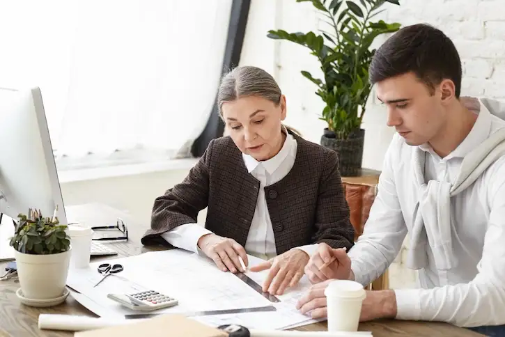 ejecutiva explicando qué es leasing financiero a cliente