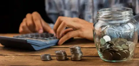 persona calculando sus gastos para evitar los gastos hormiga