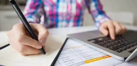 persona analizando cómo mejorar su historial crediticio