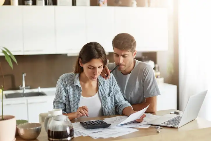Pareja preocupada conoce las deudas de sus préstamos
