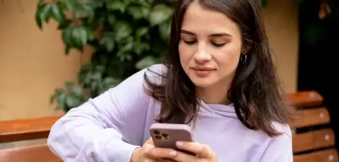 Mujer conociendo cómo pedir un adelanto de sueldo online en Scotiabank