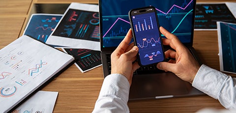 persona revisando presupuesto personal generado automáticamente