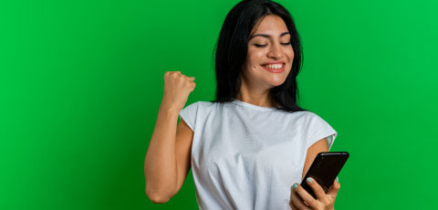 chica joven sonriendo viendo su teléfono