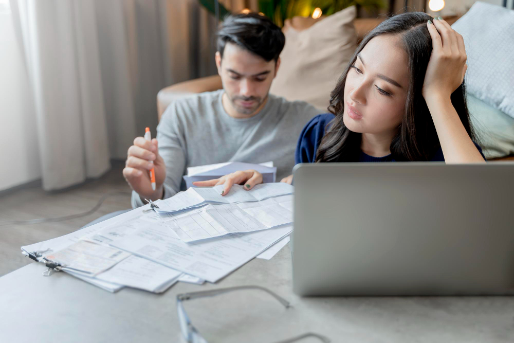 pareja de esposos revisando sus deudas