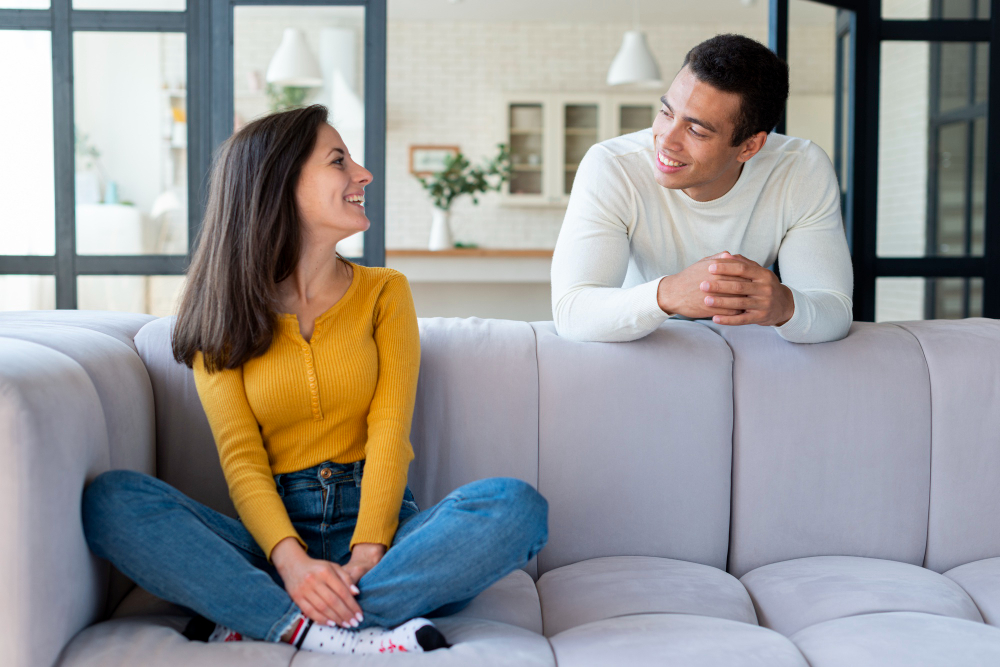 Pareja conversando en sillon