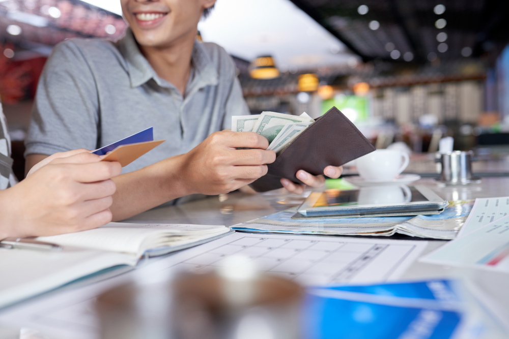 persona pagando sus deudas en el banco