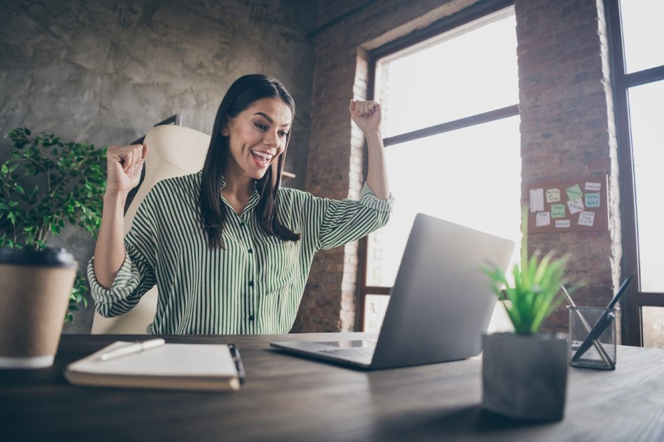 Persona feliz al ver sus ganancias con fondos mutuos Scotiabank