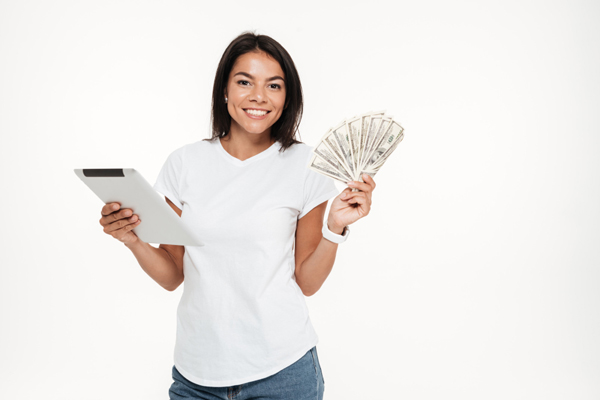 mujer feliz con su prestamo personal