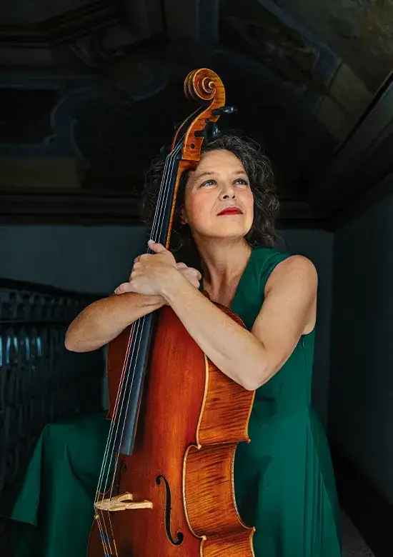 mujer con instrumento musical