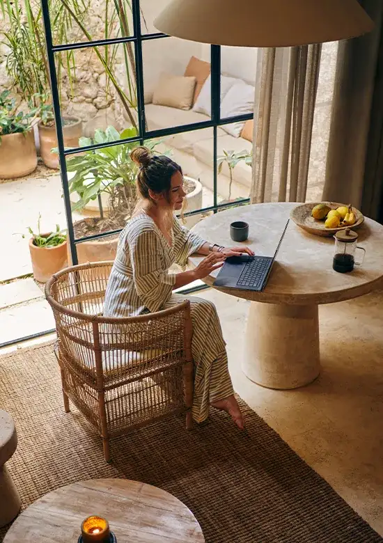 mujer trabajando en sala