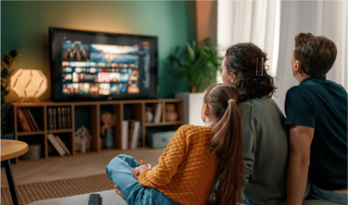 Familia viendo televisi&oacute;n