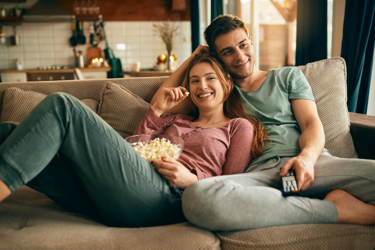 Pareja viendo televisión en el sofá