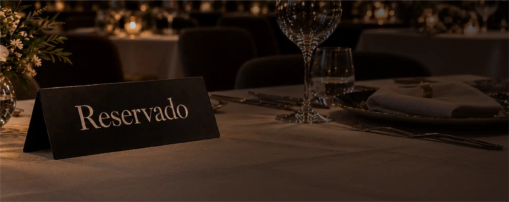 Mesa con cartel de reservado en un restaurante