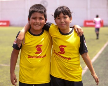 Niños jugando fútbol