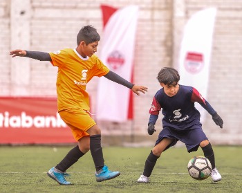 Niños jugando fútbol