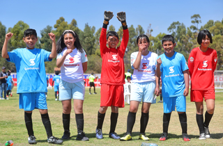 Niños jugando fútbol