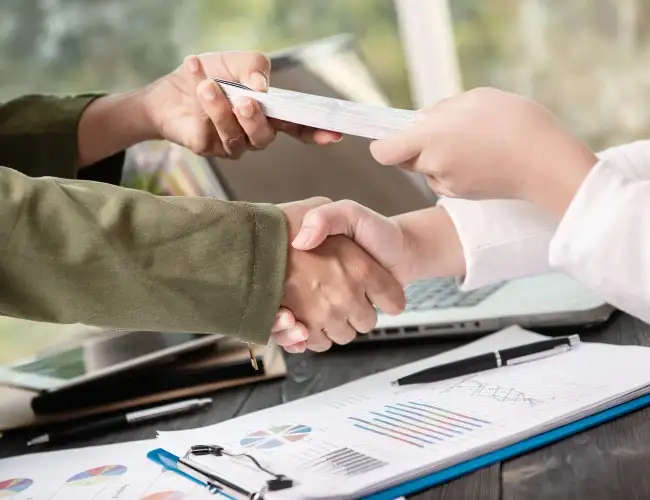 personas firmando un préstamo por apalancamiento financiero