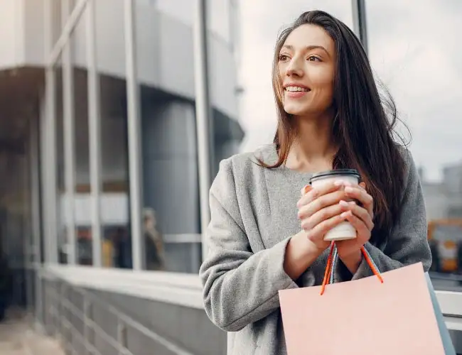 joven con compras que representan gastos hormiga