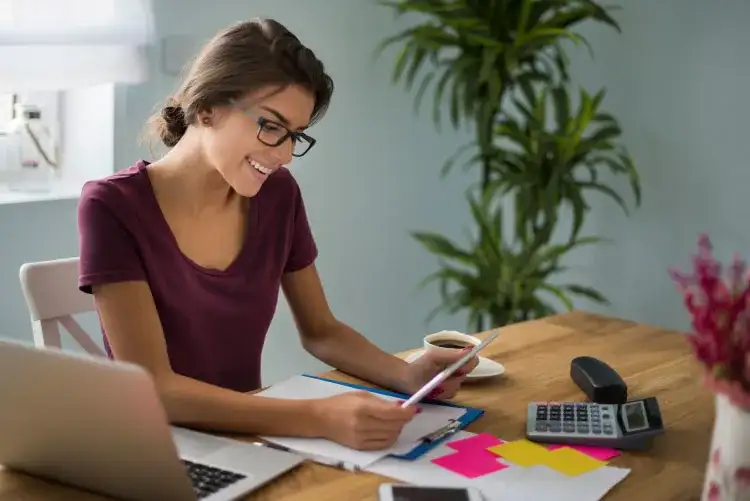Joven con estrategia para invertir su dinero