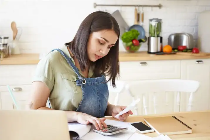mujer aplicando una f&oacute;rmula para calcular liquidaci&oacute;n laboral